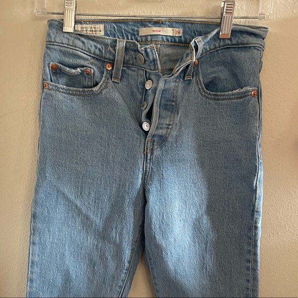 Levi jeans- wedgie fit! Size 24 - Picture 4 of 9